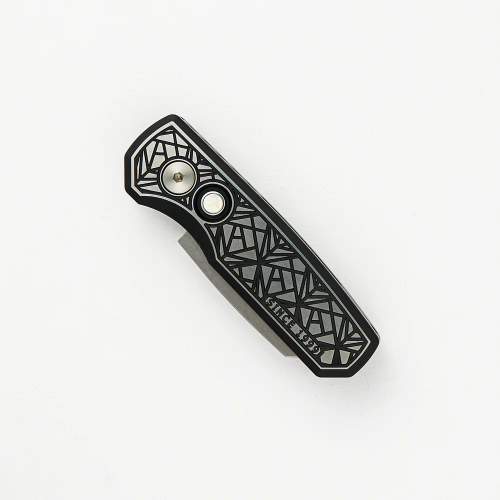 Pro-Tech 2024 RUNT CUSTOM 004 – סכין אוטומטית קומפקטית במהדורה מוגבלת בצבע שחור / כסף 3 Pro-Tech 2024 RUNT CUSTOM 004 – סכין אוטומטית קומפקטית במהדורה מוגבלת בצבע שחור / כסף – תמונה 3