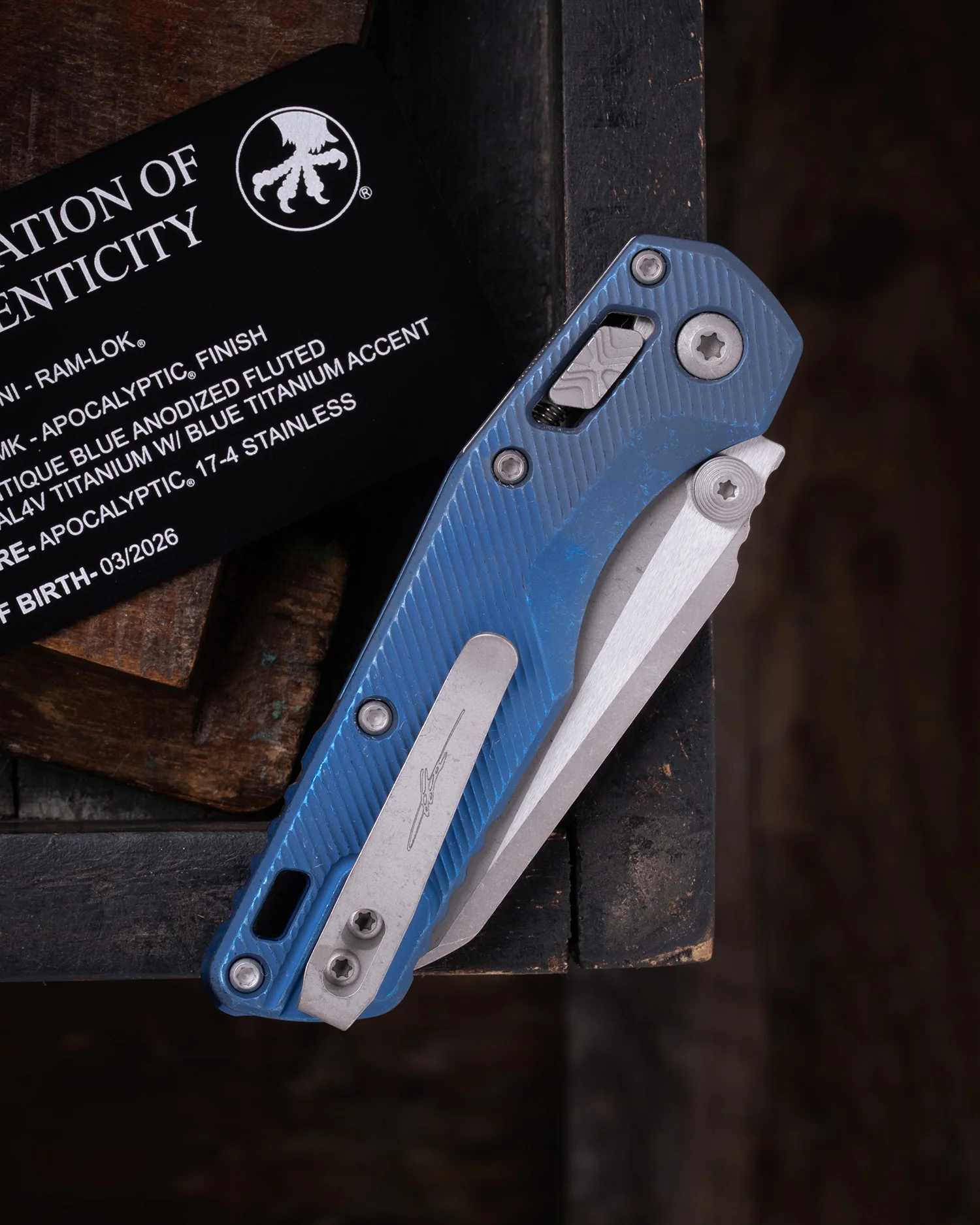 Microtech MSI Mini RAM-LOK® Marfione Select Apocalyptic Antique Blue Fluted Titanium Accent 210M-10APFLMS2 - סכין מתקפלת במהדורה מוגבלת מטיטניום בצבע כחול / אפור 2 Microtech MSI Mini RAM-LOK® Marfione Select Apocalyptic Antique Blue Fluted Titanium Accent 210M-10APFLMS2 - סכין מתקפלת במהדורה מוגבלת מטיטניום בצבע כחול / אפור – תמונה 2
