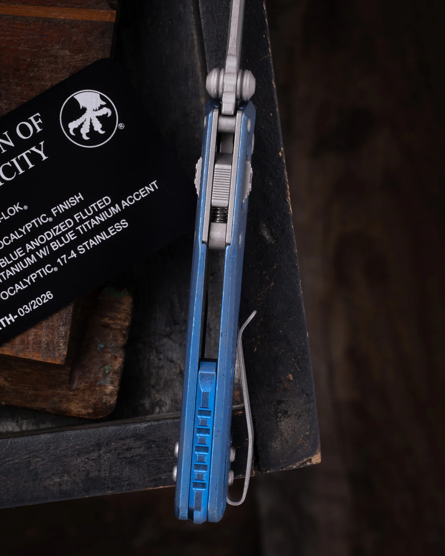Microtech MSI Mini RAM-LOK® Marfione Select Apocalyptic Antique Blue Fluted Titanium Accent 210M-10APFLMS2 - סכין מתקפלת במהדורה מוגבלת מטיטניום בצבע כחול / אפור 3 Microtech MSI Mini RAM-LOK® Marfione Select Apocalyptic Antique Blue Fluted Titanium Accent 210M-10APFLMS2 - סכין מתקפלת במהדורה מוגבלת מטיטניום בצבע כחול / אפור – תמונה 3