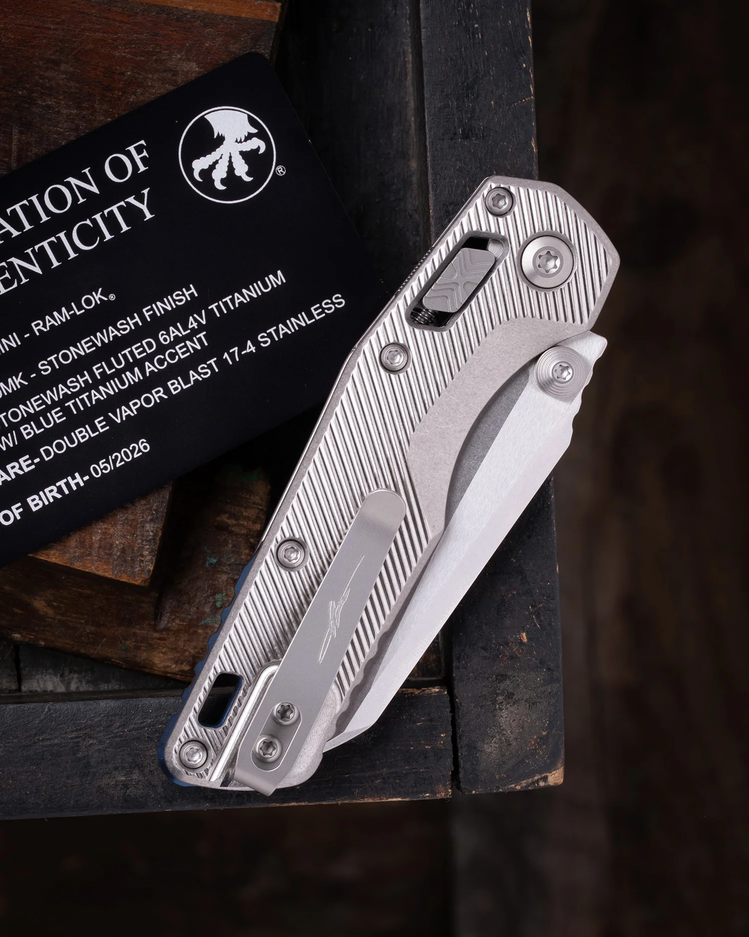 Microtech MSI Mini RAM-LOK Marfione Select Stonewash Double Vapor Blast Titanium 210M-10FLMS3 - סכין מתקפלת במהדורה מוגבלת מטיטניום בצבע אפור 2 Microtech MSI Mini RAM-LOK Marfione Select Stonewash Double Vapor Blast Titanium 210M-10FLMS3 - סכין מתקפלת במהדורה מוגבלת מטיטניום בצבע אפור – תמונה 2