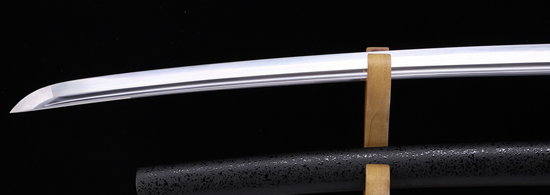 WKC Yuga Katana JAP24BW281-BOH – קטאנה מחושלת ידנית מפלדת קפיצים עם Bohi ונדן שחור (איסוף עצמי בלבד) 6 WKC Yuga Katana JAP24BW281-BOH – קטאנה מחושלת ידנית מפלדת קפיצים עם Bohi ונדן שחור (איסוף עצמי בלבד) – תמונה 6