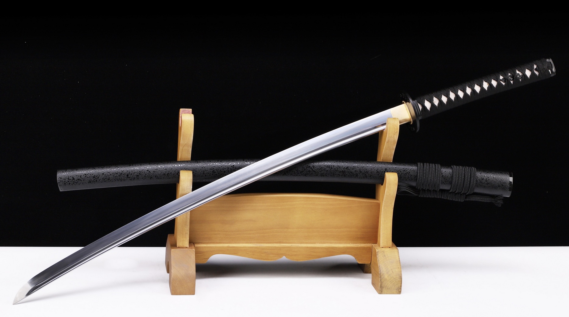 WKC Yuga Katana JAP24BW281-BOH – קטאנה מחושלת ידנית מפלדת קפיצים עם Bohi ונדן שחור (איסוף עצמי בלבד) 2 WKC Yuga Katana JAP24BW281-BOH – קטאנה מחושלת ידנית מפלדת קפיצים עם Bohi ונדן שחור (איסוף עצמי בלבד) – תמונה 2