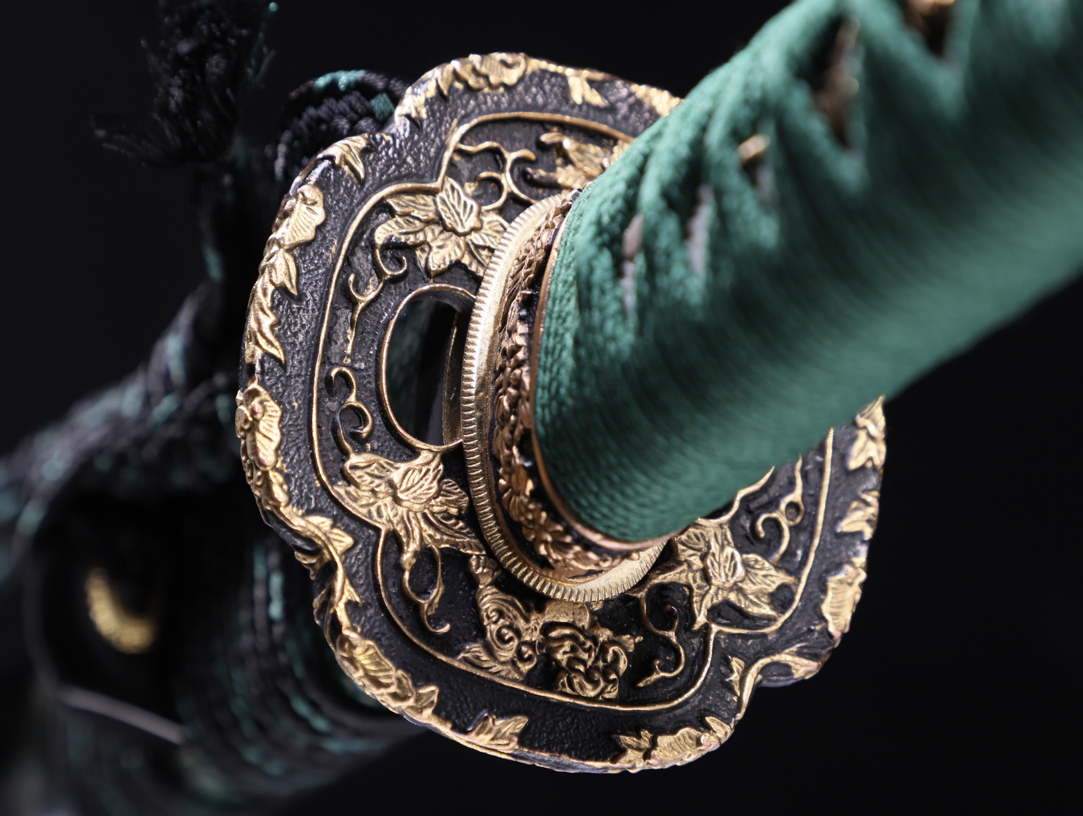 WKC Lotus Katana JAP30 – קטאנה מחושלת ידנית מפלדת דמשק מקופלת עם Hamon אמיתי בצבע ירוק 6 WKC Lotus Katana JAP30 – קטאנה מחושלת ידנית מפלדת דמשק מקופלת עם Hamon אמיתי בצבע ירוק – תמונה 6