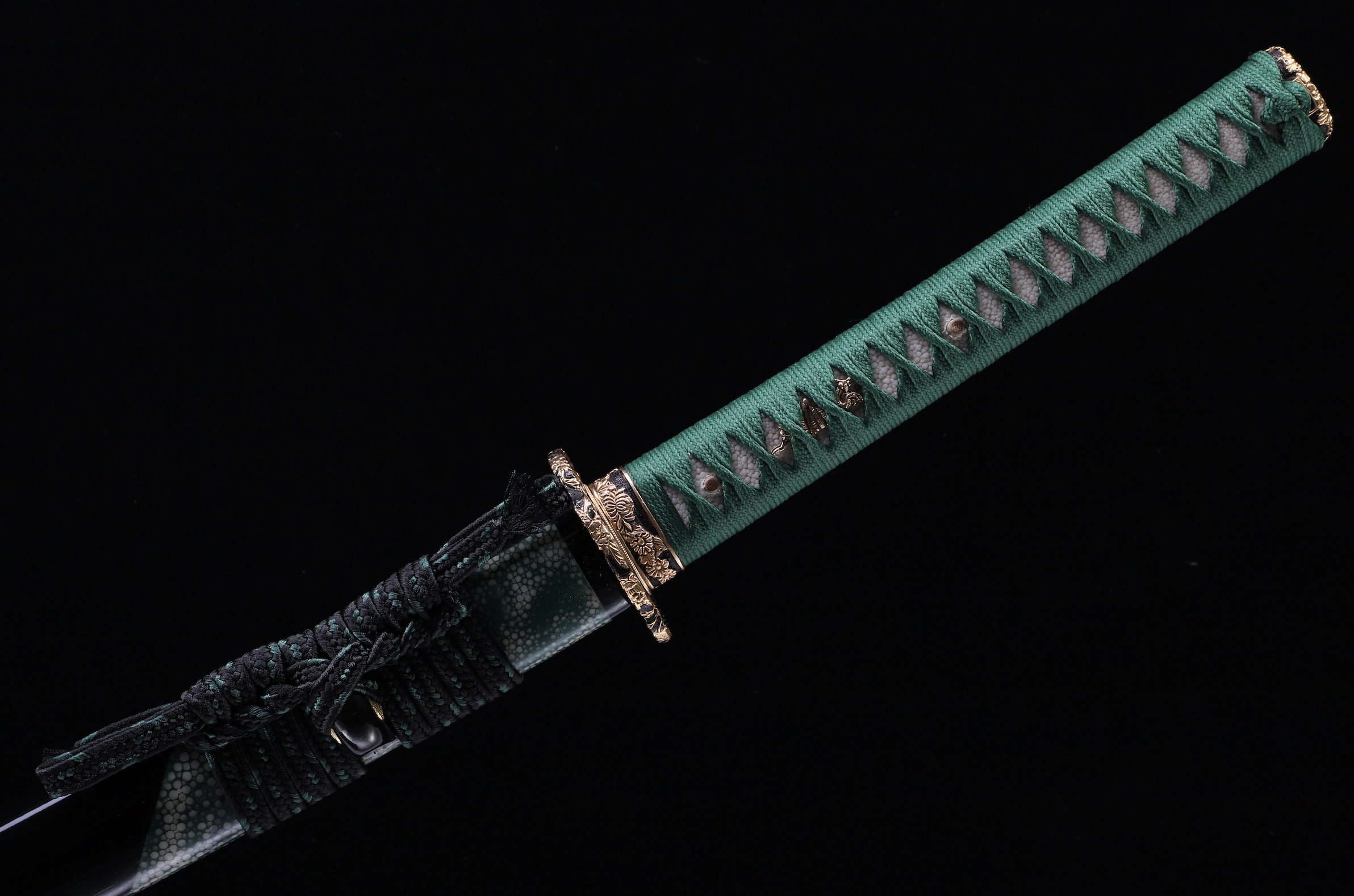 WKC Lotus Katana JAP30 – קטאנה מחושלת ידנית מפלדת דמשק מקופלת עם Hamon אמיתי בצבע ירוק 4 WKC Lotus Katana JAP30 – קטאנה מחושלת ידנית מפלדת דמשק מקופלת עם Hamon אמיתי בצבע ירוק – תמונה 4