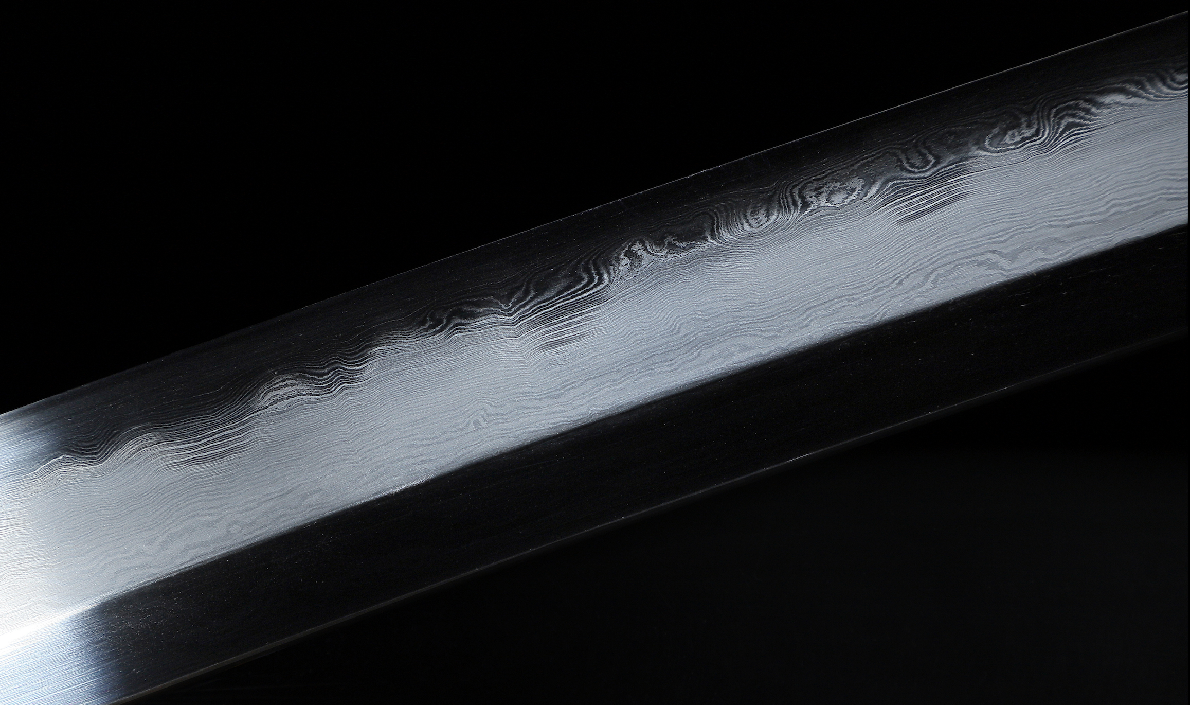 WKC Lotus Katana JAP30 – קטאנה מחושלת ידנית מפלדת דמשק מקופלת עם Hamon אמיתי בצבע ירוק 5 WKC Lotus Katana JAP30 – קטאנה מחושלת ידנית מפלדת דמשק מקופלת עם Hamon אמיתי בצבע ירוק – תמונה 5