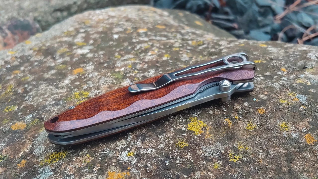 MCUSTA MC-0018D Classic Wave Ironwood – סכין מתקפלת יפנית עם ידית עץ ולהב דמסקוס בצבע חום 9 MCUSTA MC-0018D Classic Wave Ironwood – סכין מתקפלת יפנית עם ידית עץ ולהב דמסקוס בצבע חום – תמונה 9