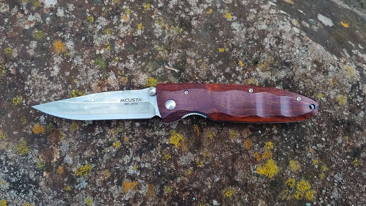 MCUSTA MC-0018D Classic Wave Ironwood – סכין מתקפלת יפנית עם ידית עץ ולהב דמסקוס בצבע חום 8 MCUSTA MC-0018D Classic Wave Ironwood – סכין מתקפלת יפנית עם ידית עץ ולהב דמסקוס בצבע חום – תמונה 8