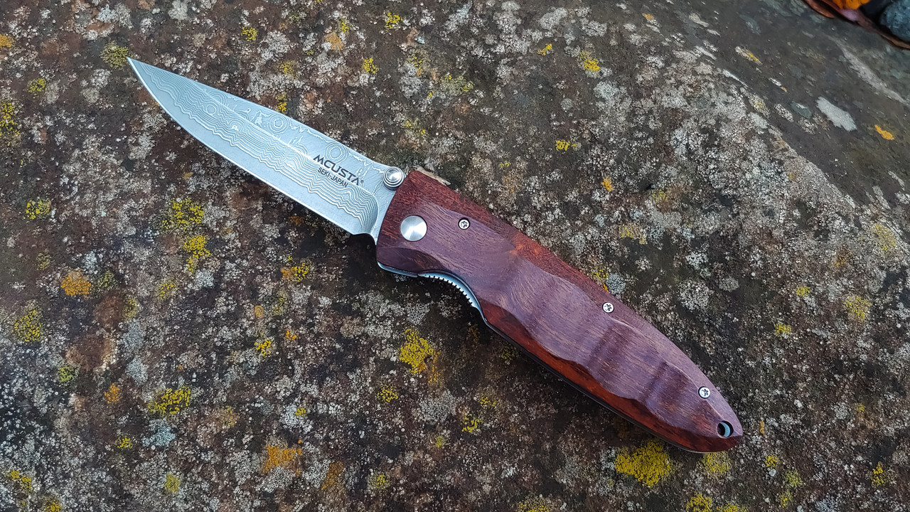 MCUSTA MC-0018D Classic Wave Ironwood – סכין מתקפלת יפנית עם ידית עץ ולהב דמסקוס בצבע חום 7 MCUSTA MC-0018D Classic Wave Ironwood – סכין מתקפלת יפנית עם ידית עץ ולהב דמסקוס בצבע חום – תמונה 7
