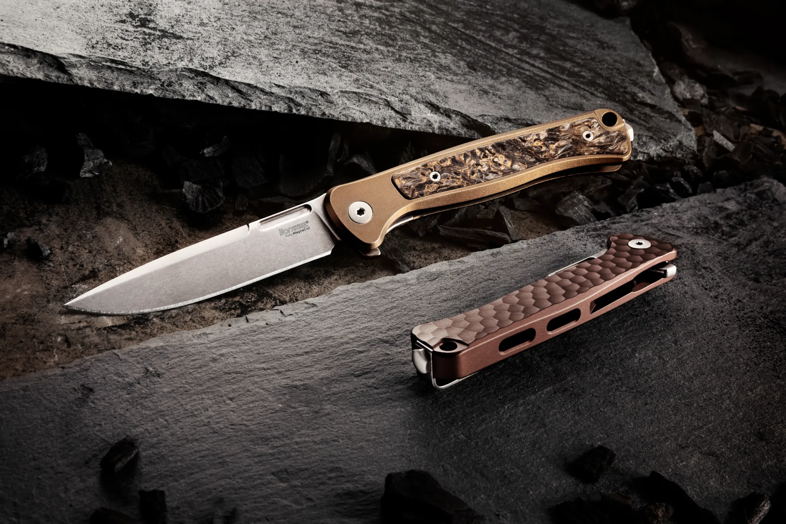 LionSteel Emmet EM01 BR – סכין מתקפלת עם ידית Titanium ואינליי Carbon Fiber בצבע נחושת 7 LionSteel Emmet EM01 BR – סכין מתקפלת עם ידית Titanium ואינליי Carbon Fiber בצבע נחושת – תמונה 7