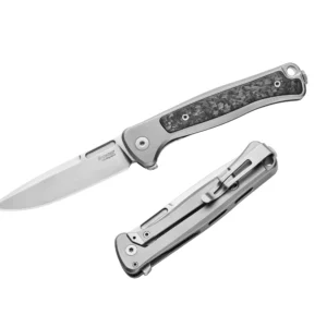 LionSteel Emmet EM01 GY – סכין מתקפלת עם ידית Titanium ואינליי Carbon Fiber בצבע כסף