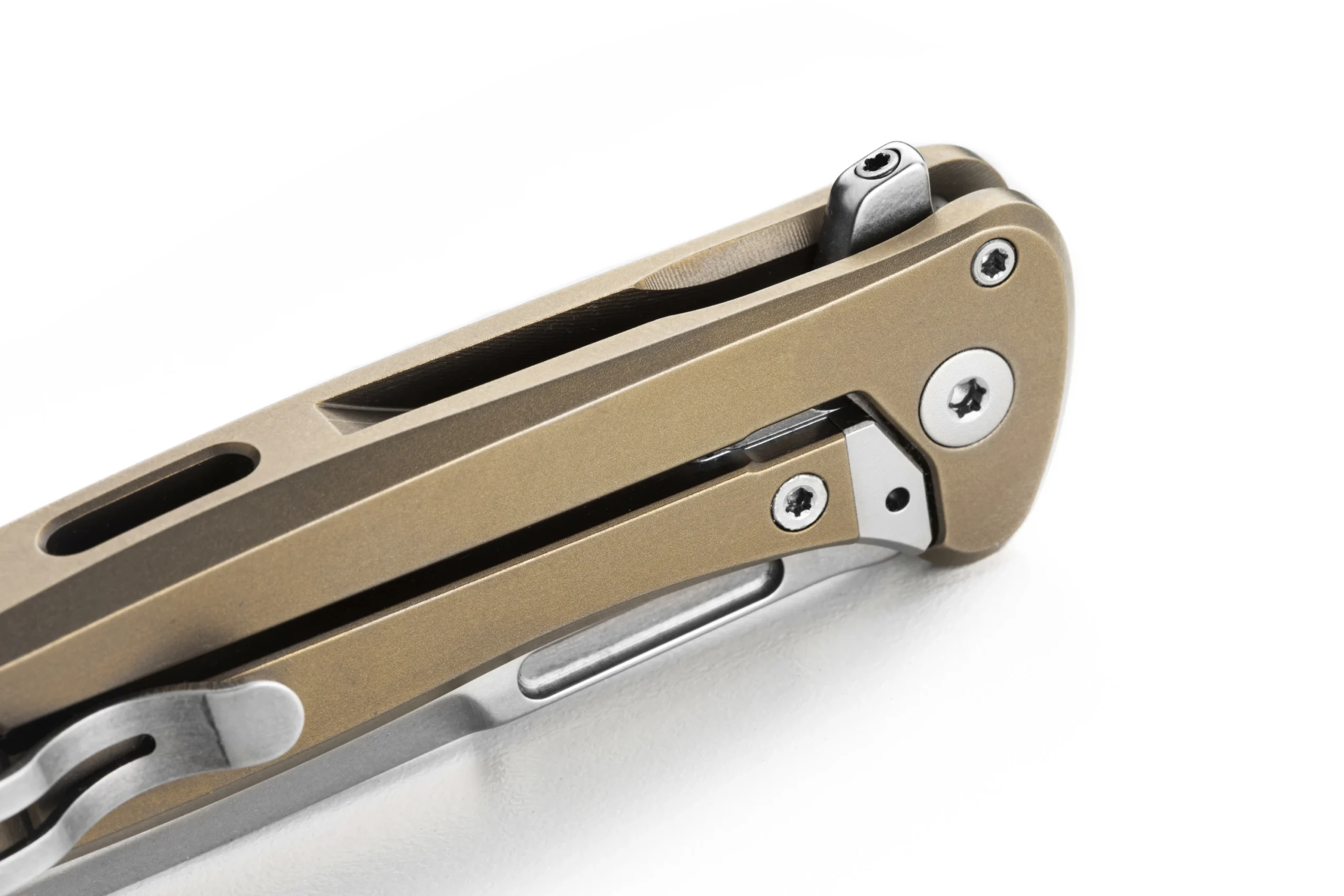 LionSteel Emmet EM01 BR – סכין מתקפלת עם ידית Titanium ואינליי Carbon Fiber בצבע נחושת 5 LionSteel Emmet EM01 BR – סכין מתקפלת עם ידית Titanium ואינליי Carbon Fiber בצבע נחושת – תמונה 5