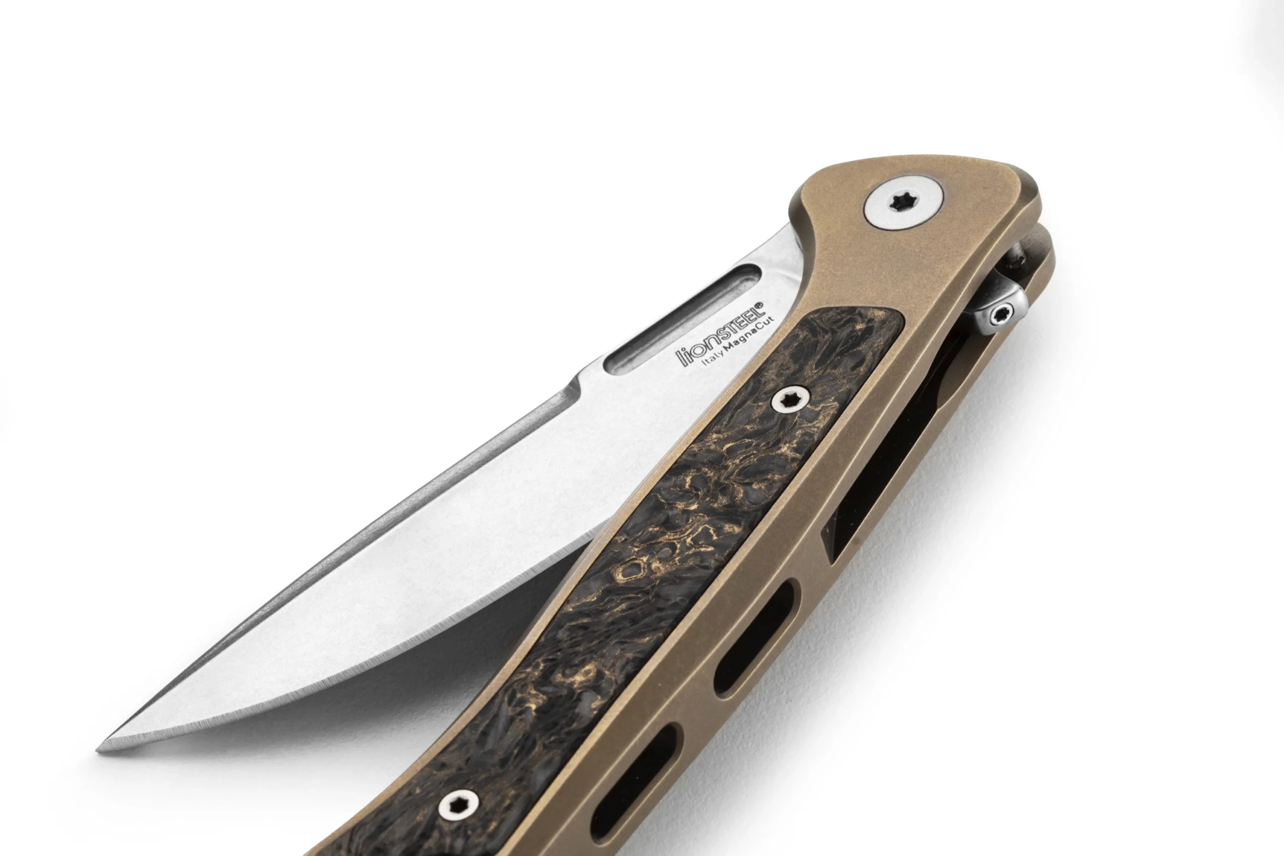 LionSteel Emmet EM01 BR – סכין מתקפלת עם ידית Titanium ואינליי Carbon Fiber בצבע נחושת 3 LionSteel Emmet EM01 BR – סכין מתקפלת עם ידית Titanium ואינליי Carbon Fiber בצבע נחושת – תמונה 3