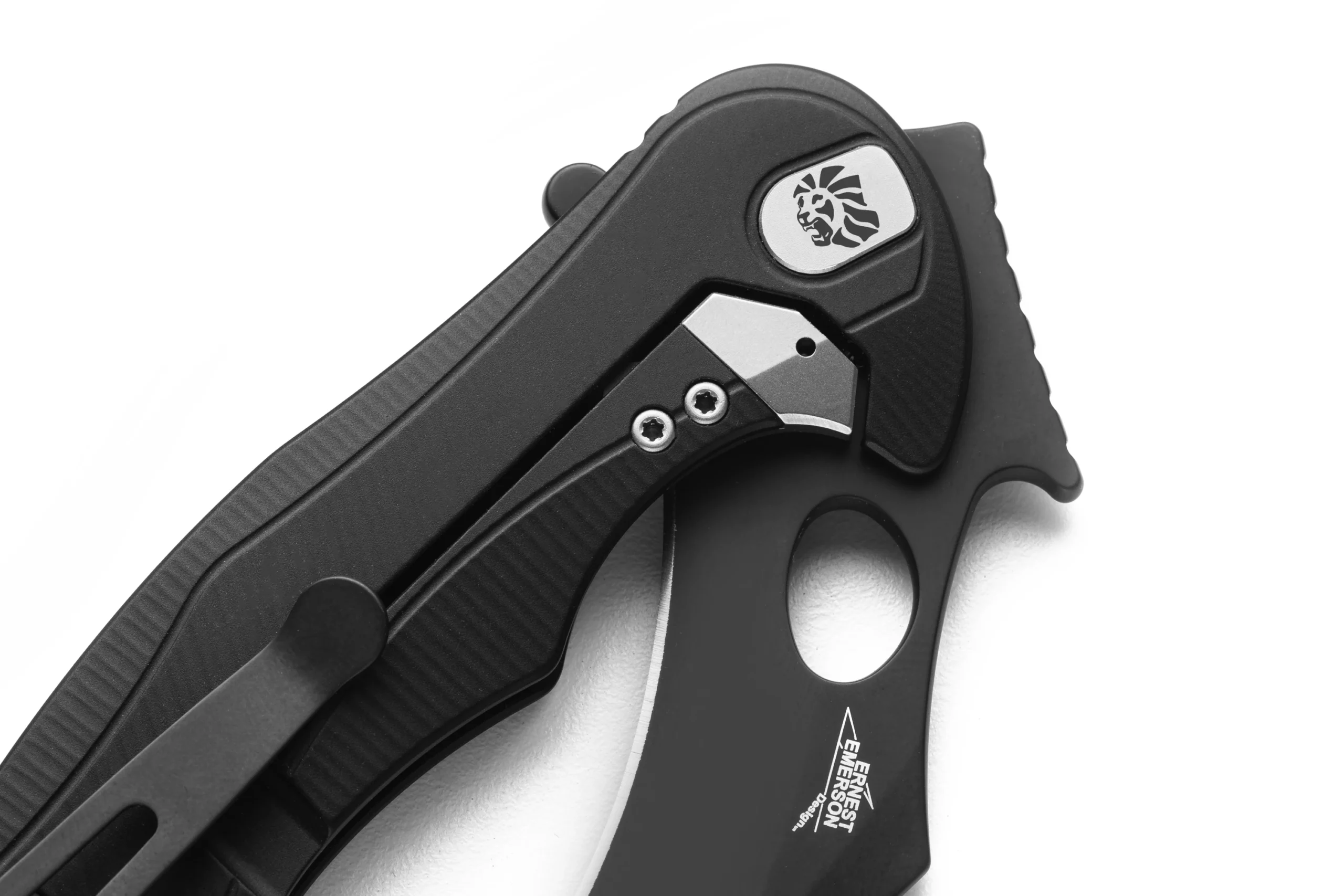 LionSteel LE2 A BB – קרמביט מתקפל קומפקטי עם להב M390 שחור, ידית אלומיניום עם טכנולוגיית פתיחה מהירה מהכיס 2 LionSteel LE2 A BB – קרמביט מתקפל קומפקטי עם להב M390 שחור, ידית אלומיניום עם טכנולוגיית פתיחה מהירה מהכיס – תמונה 2