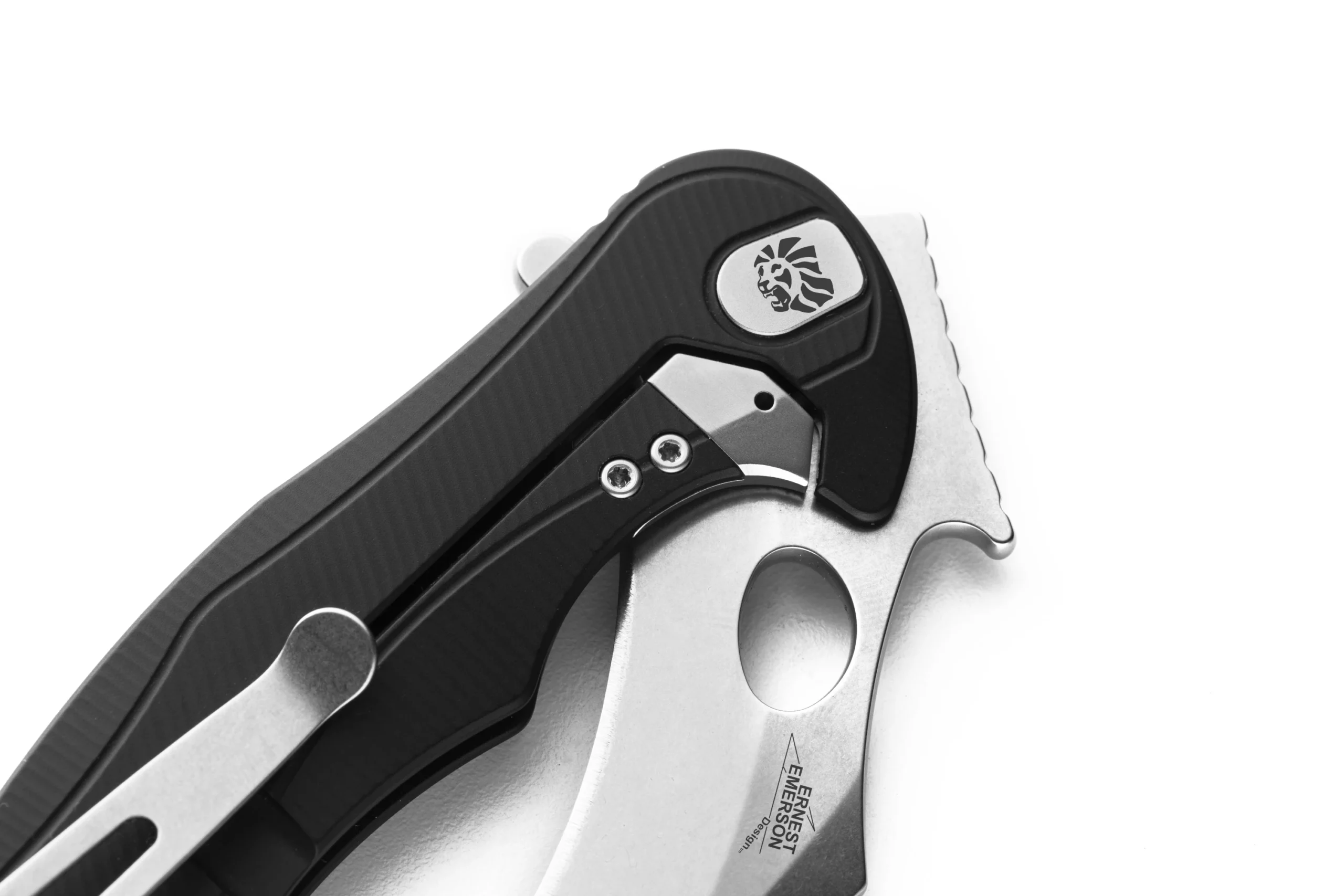 LionSteel LE2 A BS – קרמביט מתקפל קומפקטי עם להב M390 שחור / כסף, ידית אלומיניום עם טכנולוגיית פתיחה מהירה מהכיס 6 LionSteel LE2 A BS – קרמביט מתקפל קומפקטי עם להב M390 שחור / כסף, ידית אלומיניום עם טכנולוגיית פתיחה מהירה מהכיס – תמונה 6