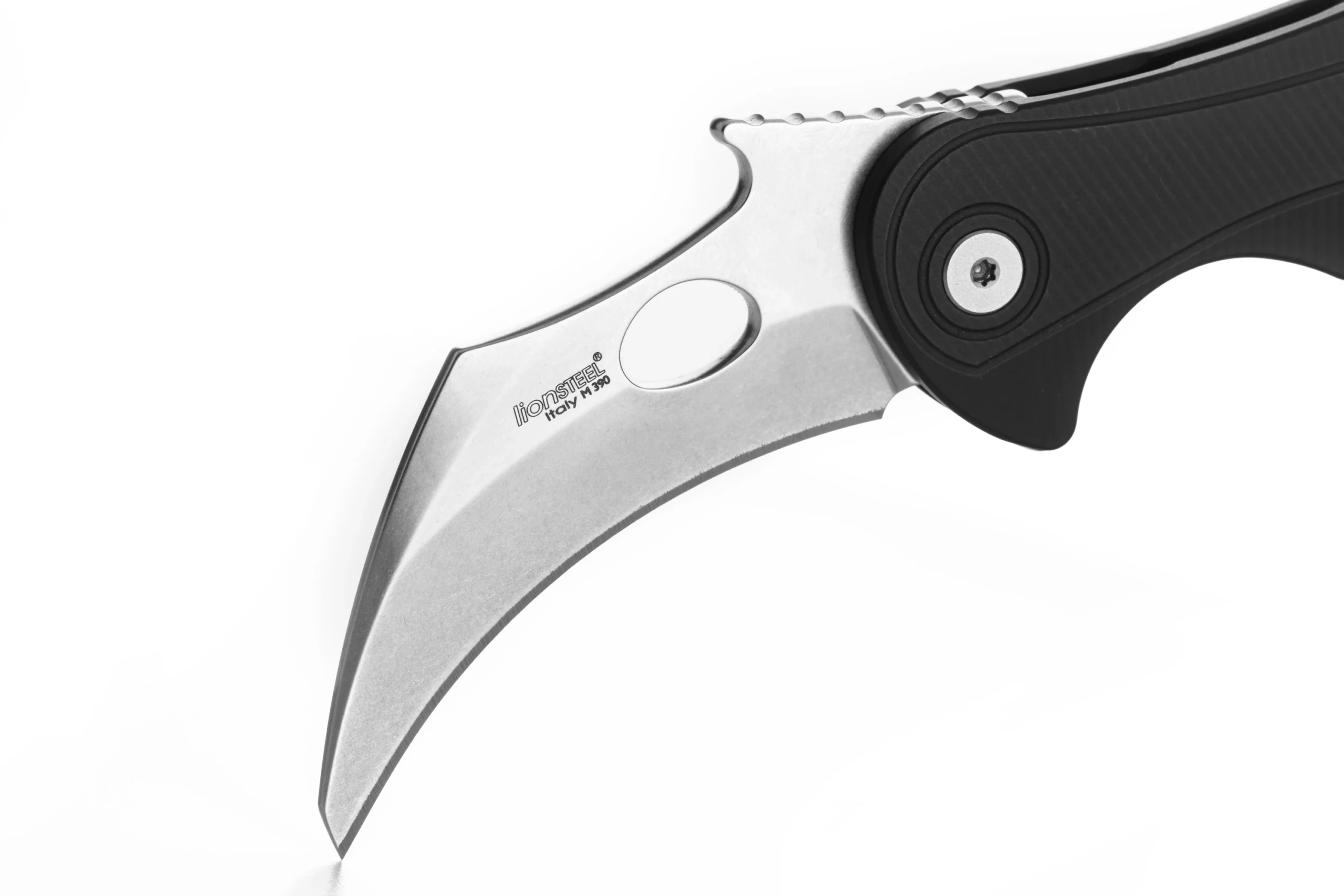 LionSteel LE2 A BS – קרמביט מתקפל קומפקטי עם להב M390 שחור / כסף, ידית אלומיניום עם טכנולוגיית פתיחה מהירה מהכיס 4 LionSteel LE2 A BS – קרמביט מתקפל קומפקטי עם להב M390 שחור / כסף, ידית אלומיניום עם טכנולוגיית פתיחה מהירה מהכיס – תמונה 4