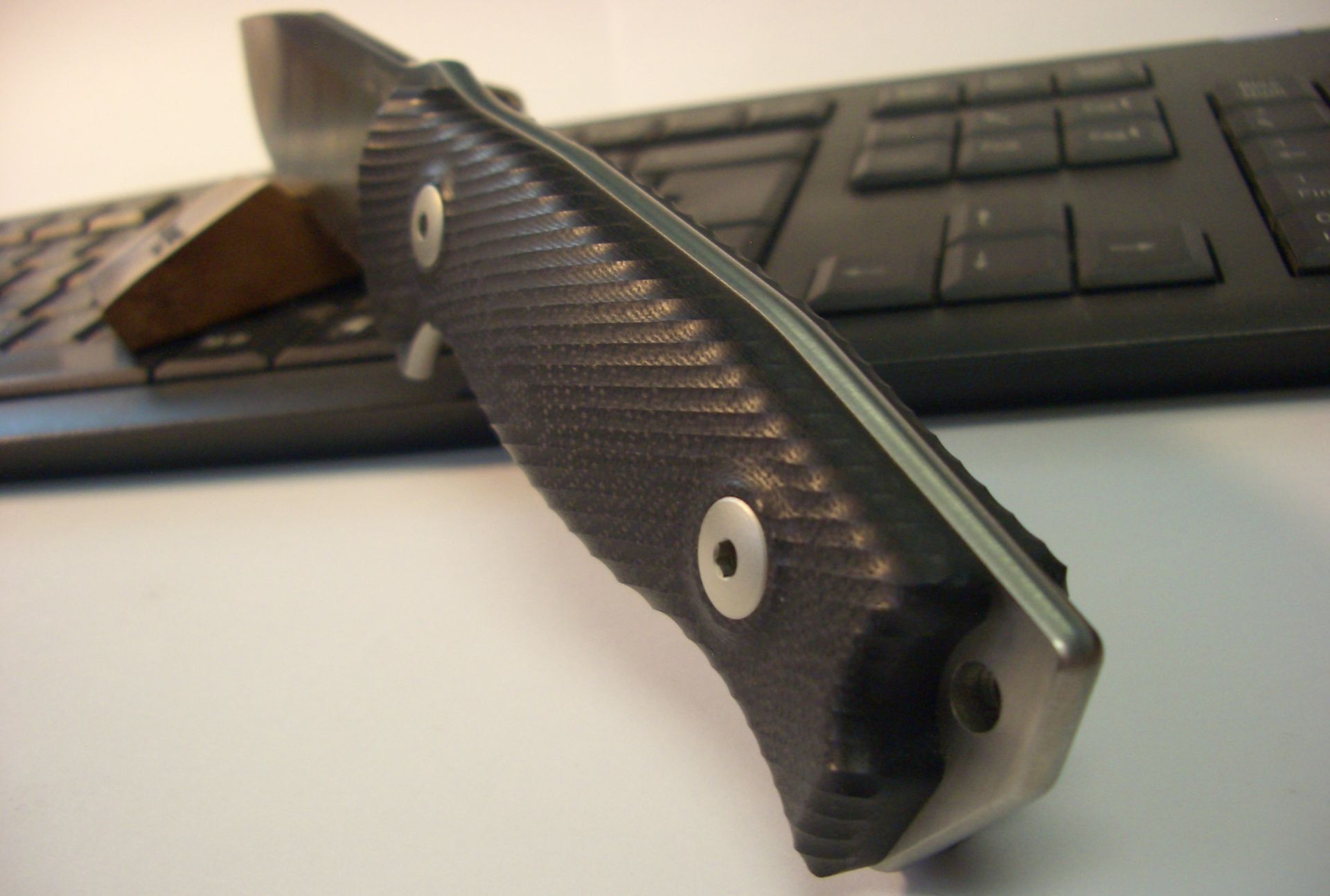 LionSteel M5B G10 – סכין שטח עם להב קבוע שחור, ידית G10 בצבע שחור 2 LionSteel M5B G10 – סכין שטח עם להב קבוע שחור, ידית G10 בצבע שחור – תמונה 2