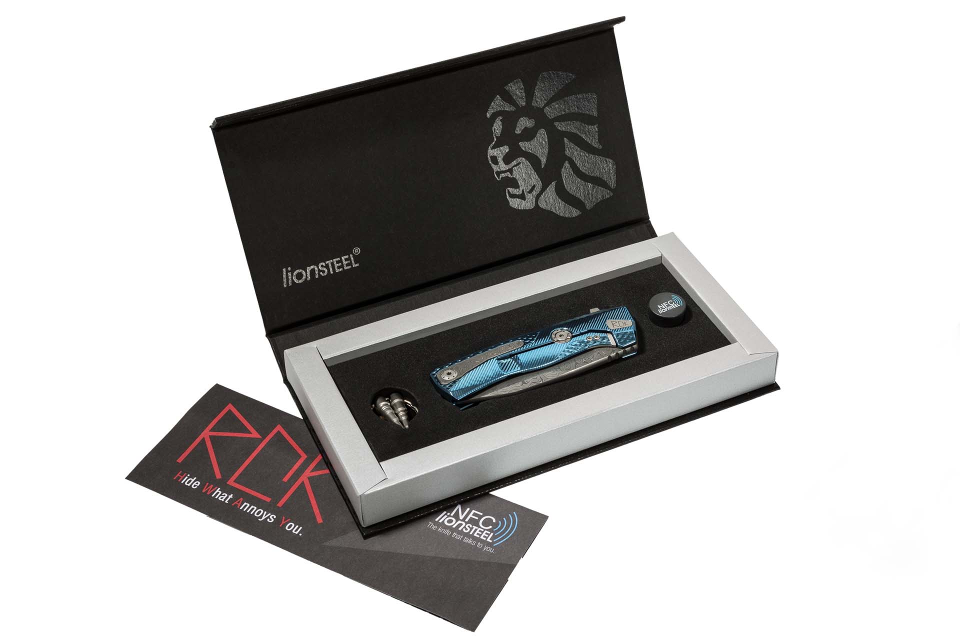 LionSteel ROK DD BL - סכין מתקפלת עם להב דמסקוס וידית טיטניום בצבע כחול / שחור 3 LionSteel ROK DD BL - סכין מתקפלת עם להב דמסקוס וידית טיטניום בצבע כחול / שחור – תמונה 3