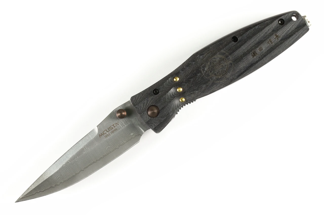 MCUSTA MC-0181D Sengoku Oda Nobunaga Samurai – סכין מתקפלת יפנית עם להב דמסקוס בצבע שחור / כסוף 1 MCUSTA MC-0181D Sengoku Oda Nobunaga Samurai – סכין מתקפלת יפנית עם להב דמסקוס בצבע שחור / כסוף