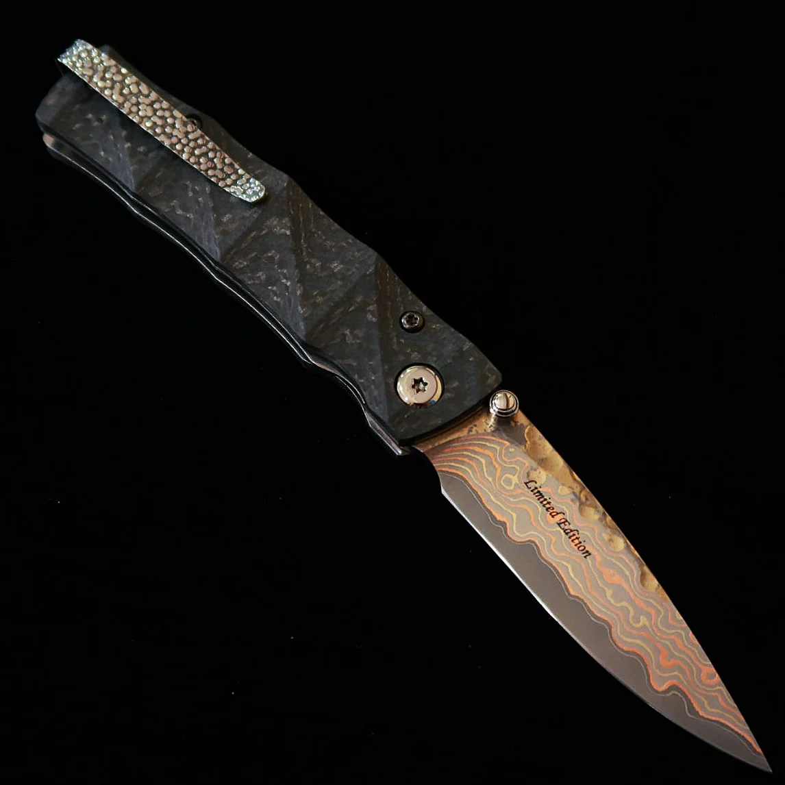 MCUSTA MC-0033C NB LIMITED EDITION Shinra Take – סכין מתקפלת יפנית מהדורת אספנים בעבודת יד עם ידית קרבון פייבר ולהב דמסקוס בצבע שחור / כסוף 2 MCUSTA MC-0033C NB LIMITED EDITION Shinra Take – סכין מתקפלת יפנית מהדורת אספנים בעבודת יד עם ידית קרבון פייבר ולהב דמסקוס בצבע שחור / כסוף – תמונה 2