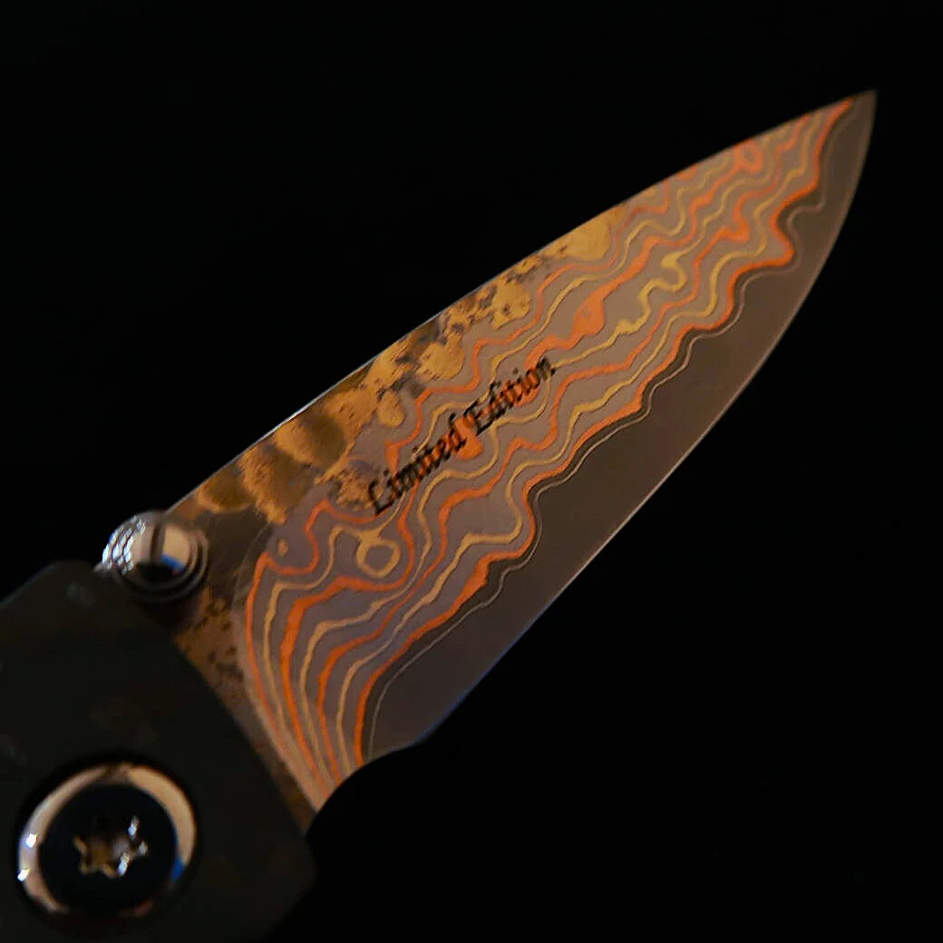 MCUSTA MC-0033C NB LIMITED EDITION Shinra Take – סכין מתקפלת יפנית מהדורת אספנים בעבודת יד עם ידית קרבון פייבר ולהב דמסקוס בצבע שחור / כסוף 4 MCUSTA MC-0033C NB LIMITED EDITION Shinra Take – סכין מתקפלת יפנית מהדורת אספנים בעבודת יד עם ידית קרבון פייבר ולהב דמסקוס בצבע שחור / כסוף – תמונה 4