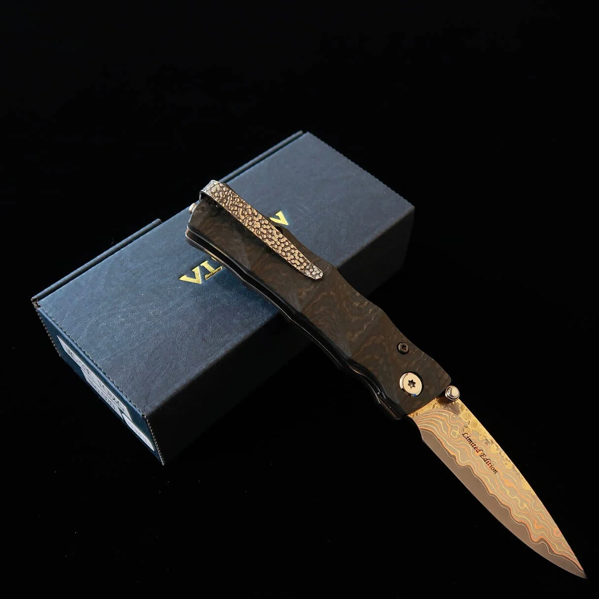 MCUSTA MC-0033C NB LIMITED EDITION Shinra Take – סכין מתקפלת יפנית מהדורת אספנים בעבודת יד עם ידית קרבון פייבר ולהב דמסקוס בצבע שחור / כסוף 5 MCUSTA MC-0033C NB LIMITED EDITION Shinra Take – סכין מתקפלת יפנית מהדורת אספנים בעבודת יד עם ידית קרבון פייבר ולהב דמסקוס בצבע שחור / כסוף – תמונה 5