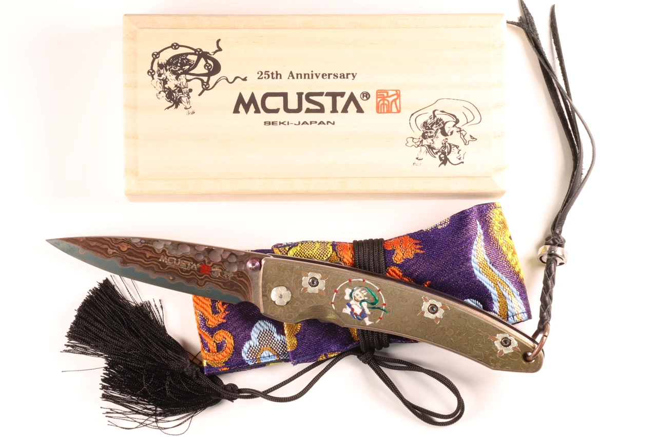 MCUSTA MC-0114RD-R Raijin 25th Anniversary #019/50 – סכין מתקפלת יפנית מהדורת אספנים בעבודת יד מדמסקוס בצבע זהב 5 MCUSTA MC-0114RD-R Raijin 25th Anniversary #019/50 – סכין מתקפלת יפנית מהדורת אספנים בעבודת יד מדמסקוס בצבע זהב – תמונה 5