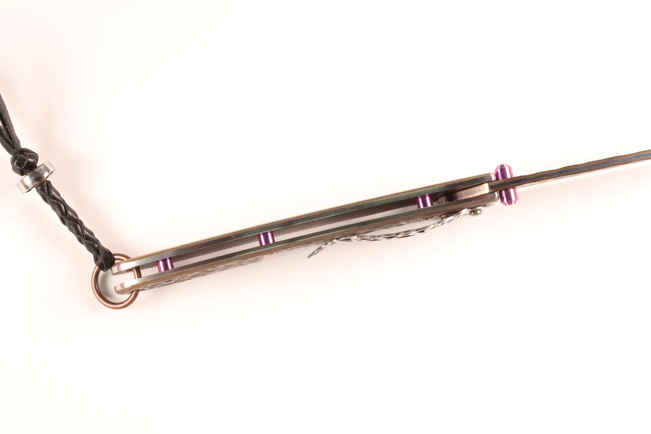 MCUSTA MC-0114RD-R Raijin 25th Anniversary #019/50 – סכין מתקפלת יפנית מהדורת אספנים בעבודת יד מדמסקוס בצבע זהב 4 MCUSTA MC-0114RD-R Raijin 25th Anniversary #019/50 – סכין מתקפלת יפנית מהדורת אספנים בעבודת יד מדמסקוס בצבע זהב – תמונה 4