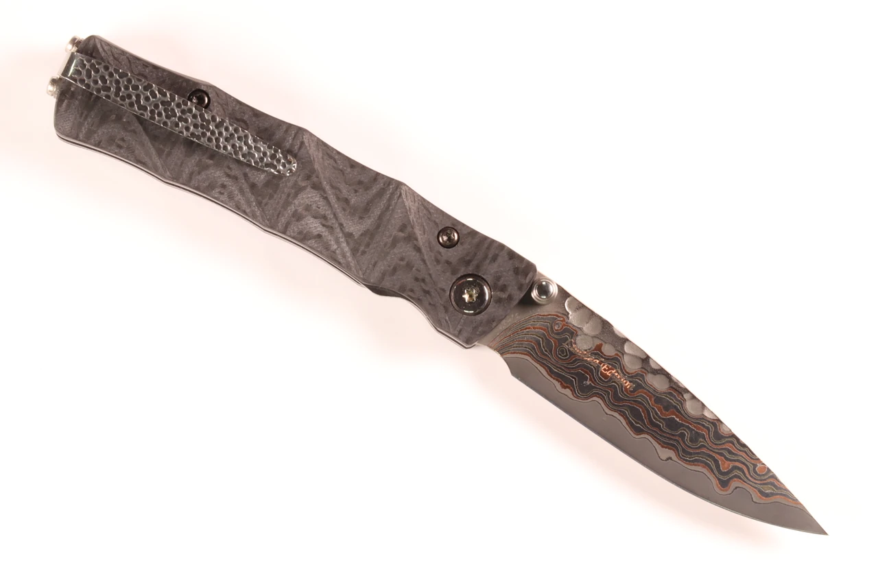 MCUSTA MC-0033C B+G 25th Anniversary Shinra Take #055 – סכין מתקפלת יפנית מהדורת אספנים בעבודת יד עם ידית קרבון פייבר ולהב דמסקוס בצבע אפור / כסוף 2 MCUSTA MC-0033C B+G 25th Anniversary Shinra Take #055 – סכין מתקפלת יפנית מהדורת אספנים בעבודת יד עם ידית קרבון פייבר ולהב דמסקוס בצבע אפור / כסוף – תמונה 2