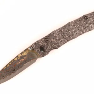 MCUSTA MC-0033C B+G 25th Anniversary Shinra Take #055 – סכין מתקפלת יפנית מהדורת אספנים בעבודת יד עם ידית קרבון פייבר ולהב דמסקוס בצבע אפור / כסוף