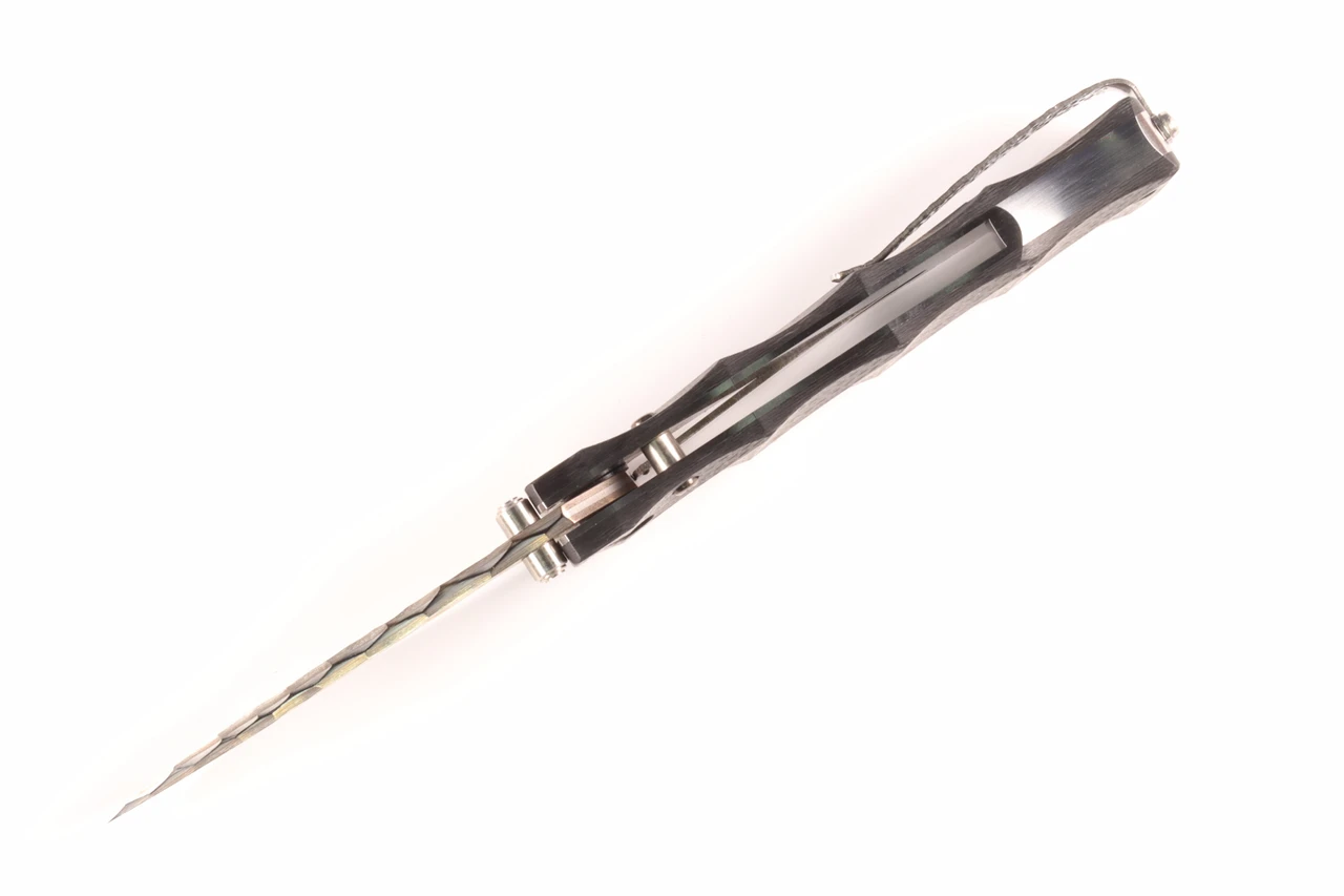 MCUSTA MC-0033C B+G 25th Anniversary Shinra Take #055 – סכין מתקפלת יפנית מהדורת אספנים בעבודת יד עם ידית קרבון פייבר ולהב דמסקוס בצבע אפור / כסוף 3 MCUSTA MC-0033C B+G 25th Anniversary Shinra Take #055 – סכין מתקפלת יפנית מהדורת אספנים בעבודת יד עם ידית קרבון פייבר ולהב דמסקוס בצבע אפור / כסוף – תמונה 3