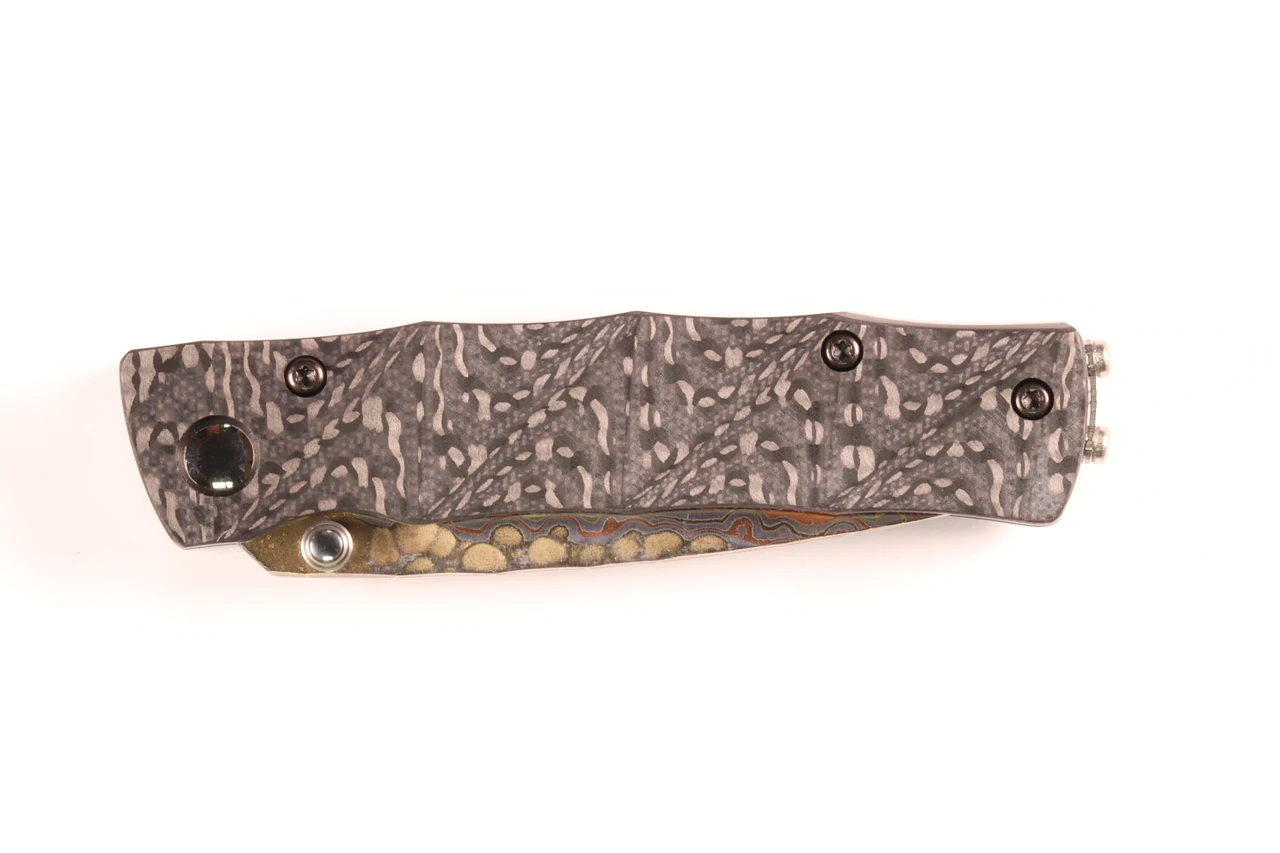 MCUSTA MC-0033C B+G 25th Anniversary Shinra Take #055 – סכין מתקפלת יפנית מהדורת אספנים בעבודת יד עם ידית קרבון פייבר ולהב דמסקוס בצבע אפור / כסוף 4 MCUSTA MC-0033C B+G 25th Anniversary Shinra Take #055 – סכין מתקפלת יפנית מהדורת אספנים בעבודת יד עם ידית קרבון פייבר ולהב דמסקוס בצבע אפור / כסוף – תמונה 4