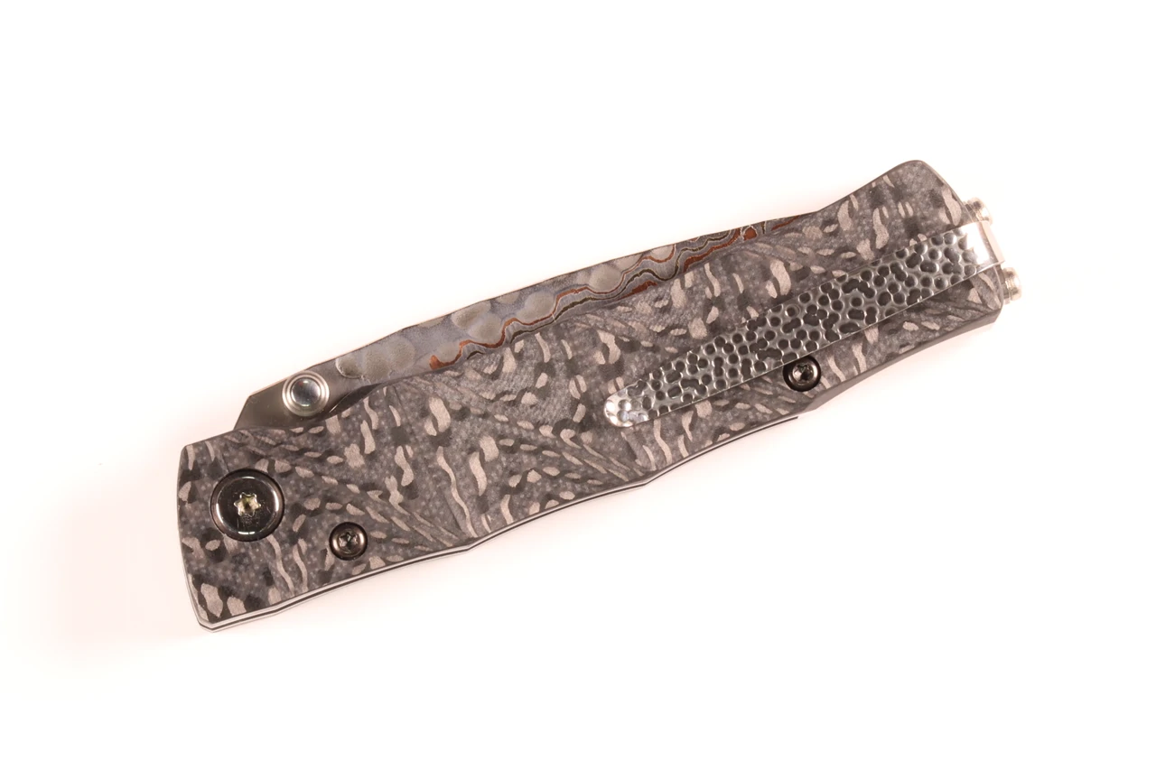 MCUSTA MC-0033C B+G 25th Anniversary Shinra Take #055 – סכין מתקפלת יפנית מהדורת אספנים בעבודת יד עם ידית קרבון פייבר ולהב דמסקוס בצבע אפור / כסוף 5 MCUSTA MC-0033C B+G 25th Anniversary Shinra Take #055 – סכין מתקפלת יפנית מהדורת אספנים בעבודת יד עם ידית קרבון פייבר ולהב דמסקוס בצבע אפור / כסוף – תמונה 5