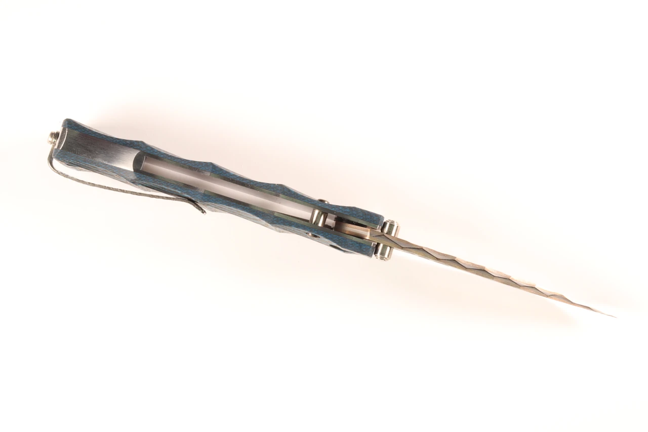 MCUSTA MC-0033C B+B 25th Anniversary Shinra Take #055 – סכין מתקפלת יפנית מהדורת אספנים בעבודת יד עם ידית קרבון פייבר ולהב דמסקוס בצבע כחול / כסוף 5 MCUSTA MC-0033C B+B 25th Anniversary Shinra Take #055 – סכין מתקפלת יפנית מהדורת אספנים בעבודת יד עם ידית קרבון פייבר ולהב דמסקוס בצבע כחול / כסוף – תמונה 5