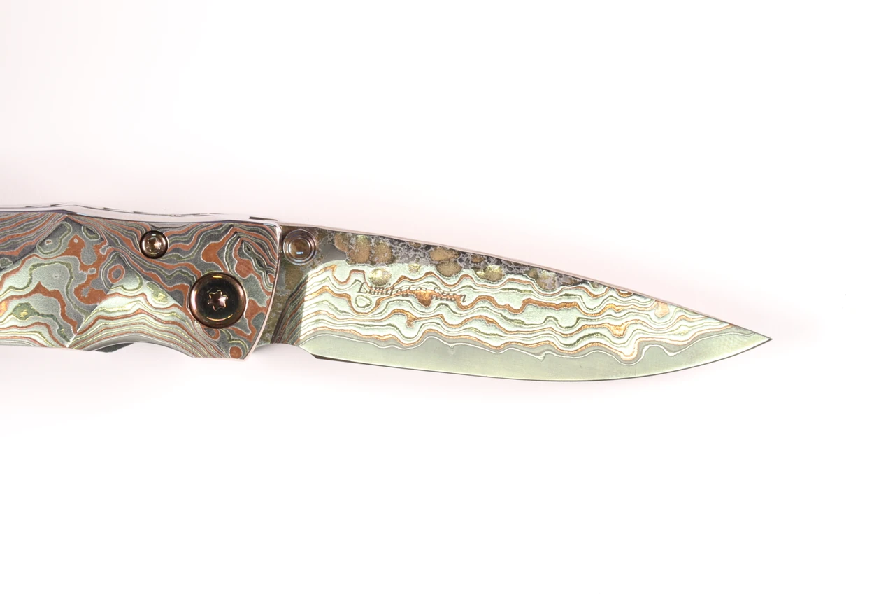 MCUSTA MC-0033 RD 25th Anniversary Shinra Take Mokume #017/50 – סכין מתקפלת יפנית מהדורת אספנים בעבודת יד מדמסקוס בצבע כסוף 4 MCUSTA MC-0033 RD 25th Anniversary Shinra Take Mokume #017/50 – סכין מתקפלת יפנית מהדורת אספנים בעבודת יד מדמסקוס בצבע כסוף – תמונה 4