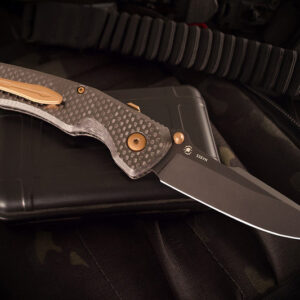 Spartan Blades Soter SFBL14BKCF – אולר מתקפל מקרבון פייבר בצבע שחור
